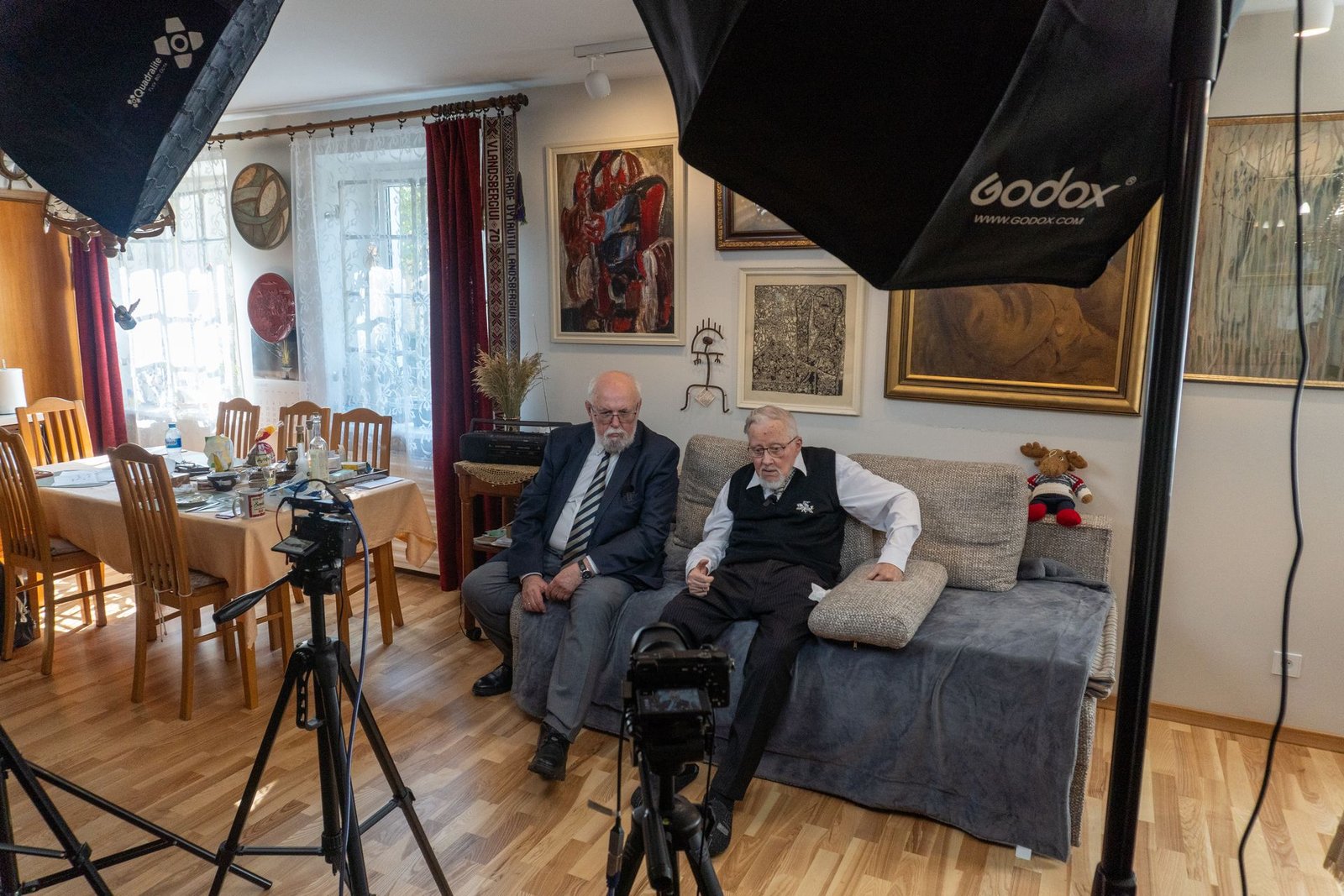 Filmavimo įranga ir šviestuvai paruošti kliento erdvėje